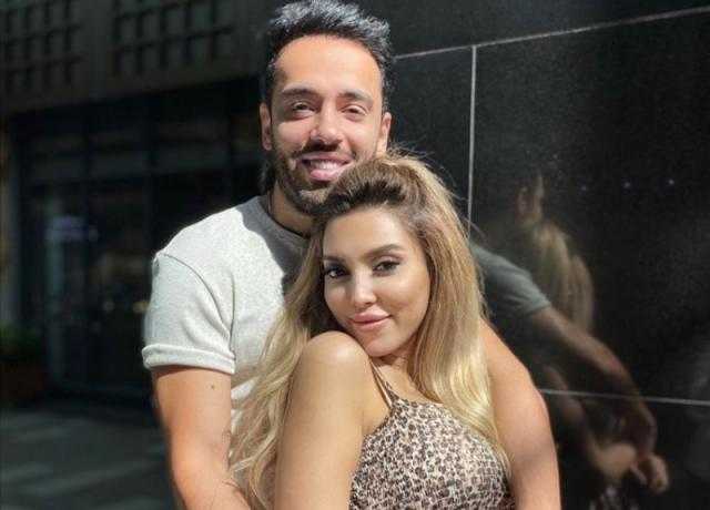 «بشوف الدنيا بعنيكي».. رامي جمال يهدي أغنيته الجديدة لزوجته
