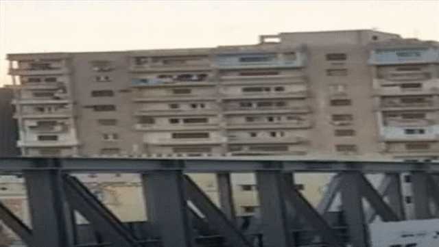 إعلامي: «شايفين الست في أوضة نومها من فتحة كوبري المشاة»