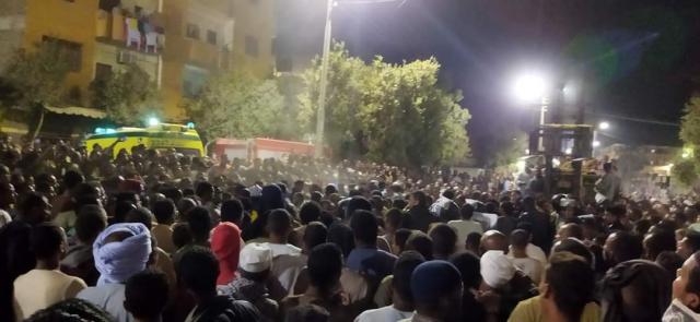 تجمهر المواطنين مكان الحادث