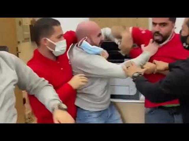 تفاصيل مشاجرة فودافون.. وحقيقة التصالح