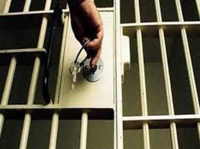 قرار جديد بشأن مدرسة متهمة بالاشتراك مع زوجها في تعذيب بناته