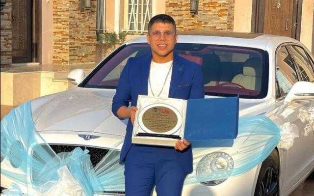 بالفيديو.. شيخ سعودي يهدي عمر كمال سيارة فارهة