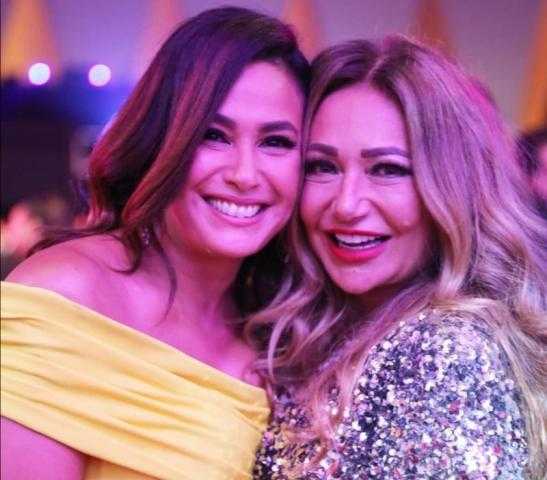 بالصورة.. ليلى علوي تحتفل بعيد ميلاد هند صبري