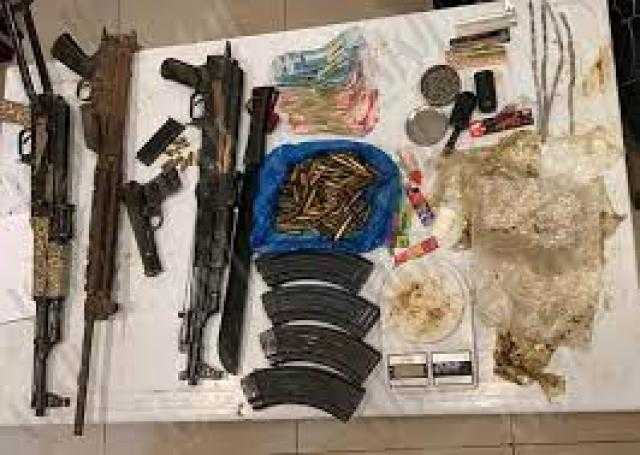 ضبط أسلحة نارية ومخدرات بحوزة 4 عاطلين بأسوان