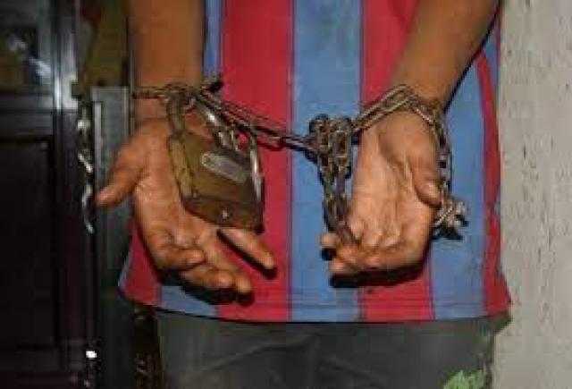 المتهم بتقييد ابنه بالسلاسل: مريض نفسي ومدمن مخدرات