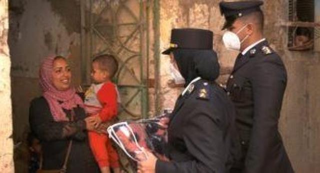 الداخلية توجه قوافل توزيع المساعدات العينية على المواطنين بالمحافظات