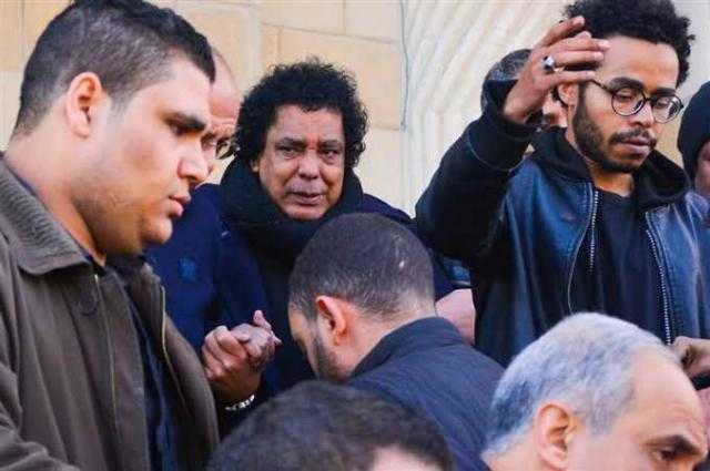 محمد منير يصل إلى مسجد الحصري لتشييع جثمان ابن شقيقته