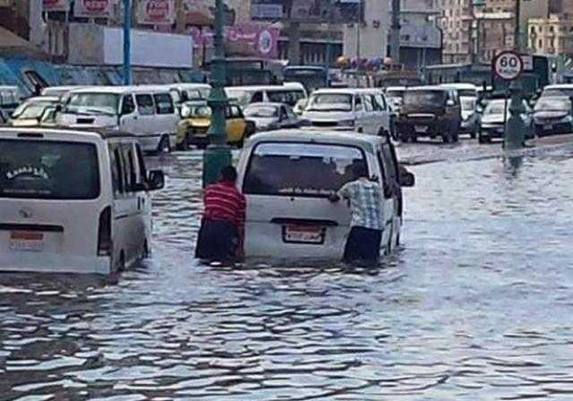 «شرفني في المكتب».. محافظ الإسكندرية يتعهد بحل أزمة متضرري السيول