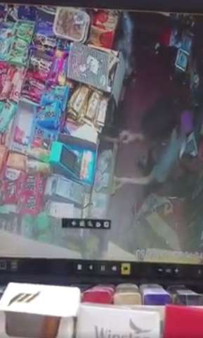 الطفل في أثناء سرقته النقود من السوبر ماركت
