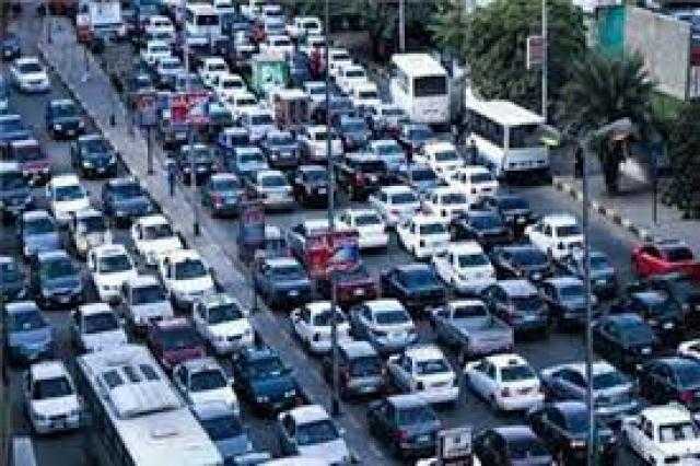 الحالة المرورية.. كثافات بالطرق الرئيسية بالقاهرة والجيزة