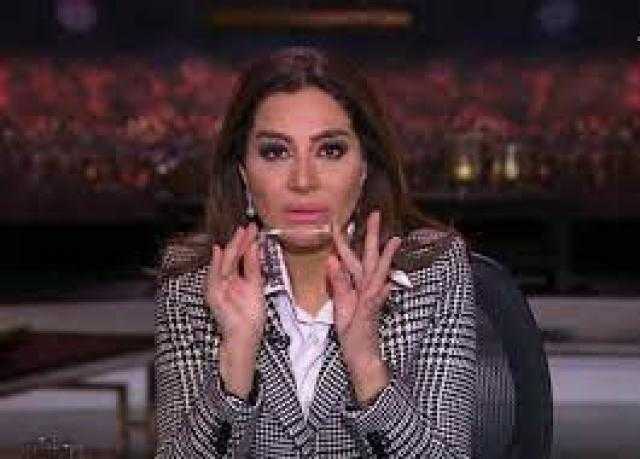 بهديه لـ « هاني شاكر».. إعلامية تعرض فيديو به إيحاءات جنسية على الهواء
