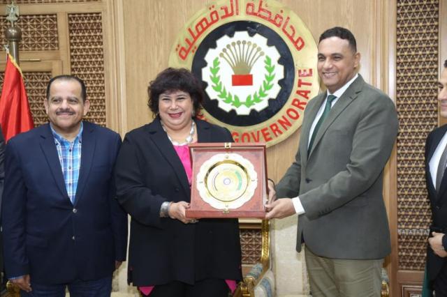 إيناس عبد الدايم والدكتور أيمن مختار