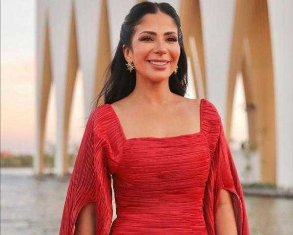 منى زكي تروج لحفل افتتاح طريق الكباش على طريقتها الخاصة