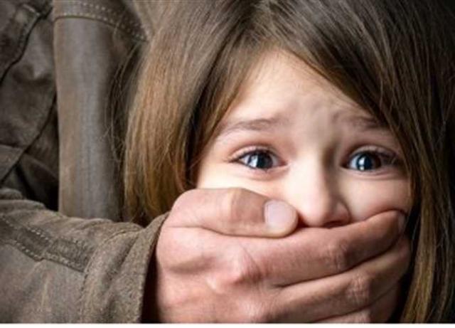 كتم أنفاسها حتى الموت.. سائق يستدرج طفلة بالبحيرة