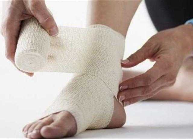 نتائج صادمة.. طبيب عظام يُحذر من استخدام الرباط الضاغط
