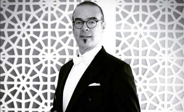 بالفيديو.. نادر عباسي يشيد بموهبة عامل نظافة في الأقصر