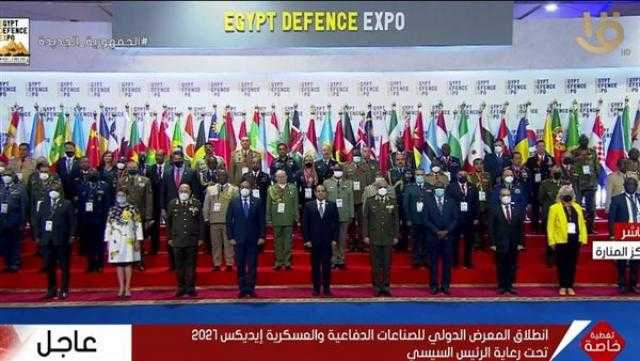السيسي يلتقط صورة تذكارية مع المشاركين في معرض «إيديكس 2021»