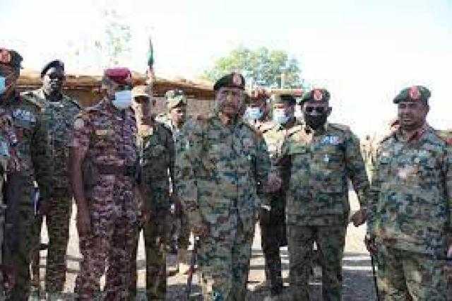البرهان يتفقد الفشقة الحدودية مع قادة الجيش السوداني
