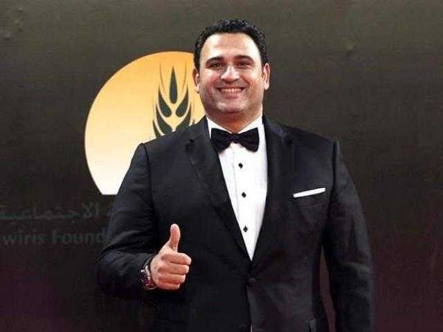 حكايات وأسرار يكشفها أكرم حسني في «صاحبة السعادة».. اليوم