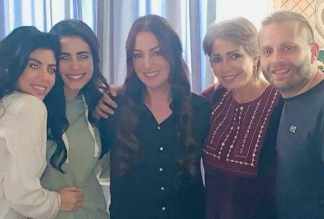 نرمين الفقي لجمهورها : «عائلة أبو العروسة مكملة معاكم»