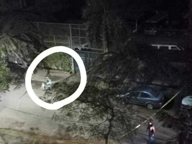 يشتبه كونها قنبلة.. العثور على جسم غريب أمام مبنى حي الهرم