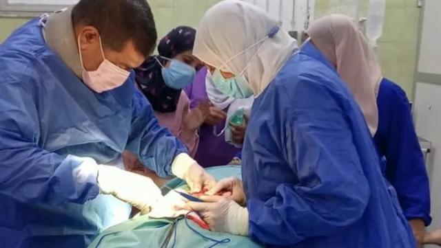 بعملية استغرقت 5 ساعات.. نجاح فريق طبي بسوهاج في إنقاذ طفل دهسته سيارة نقل