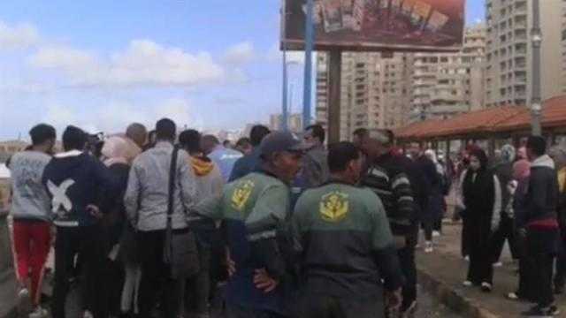 شاهد.. إصابة فتاة نتيجة سقوط جزء من سور كورنيس الإسكندرية عليها