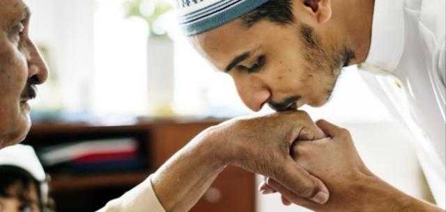 هل بر الوالدين يكفر الذنوب؟ «الإفتاء» تُجيب