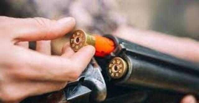 أثناء تنظيف سلاحه.. شخص يصيب صديقه بطلق ناري عن طريق الخطأ بالمنيا