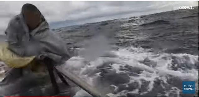 على قيد الحياة.. إنقاذ سبعيني أمضى 22 ساعة في المياه.. فيديو