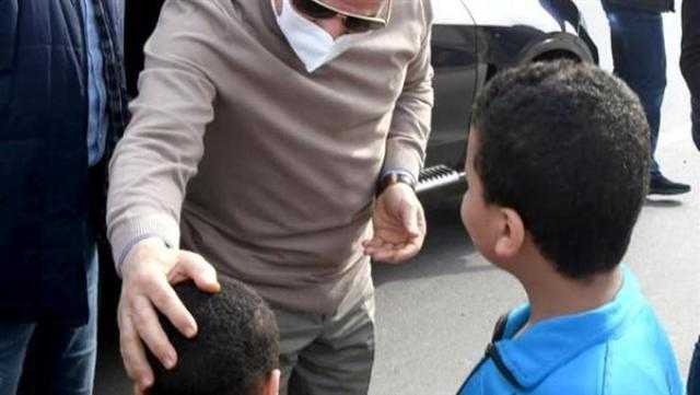 طفلان يفاجئان السيسي أثناء جولته التفقدية.. هكذا كان رد فعله