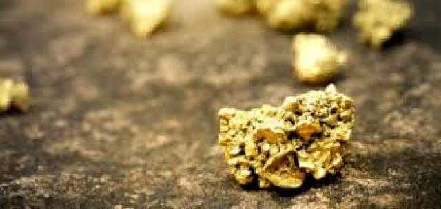 ضبط 4 أطنان أحجار كوارتز ممزوجة بخام الذهب في البحر الأحمر