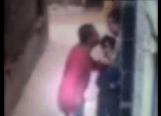 كشف ملابسات فيديو شخص يروع جيرانه بـ«سكين».. فيديو