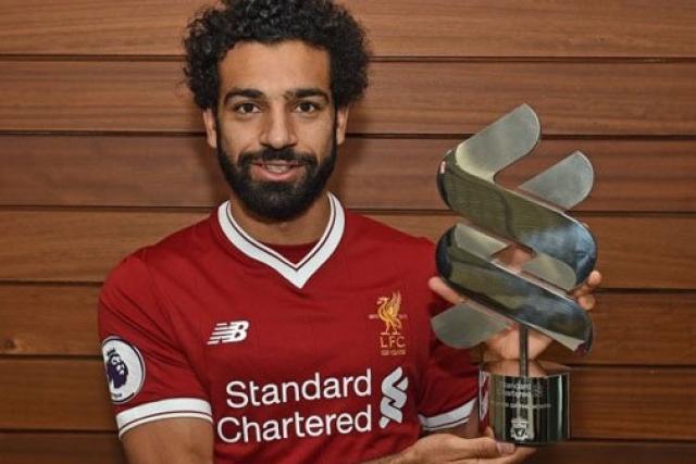 محمد صلاح عند استلامه جائزة لاعب الشهر ورفض التصوير بزجاجة الخمر