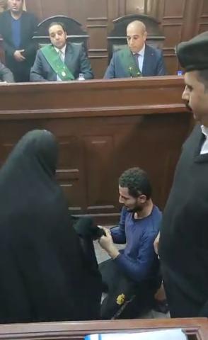 المتهم يقبل قدم والدته أمام المحكمة
