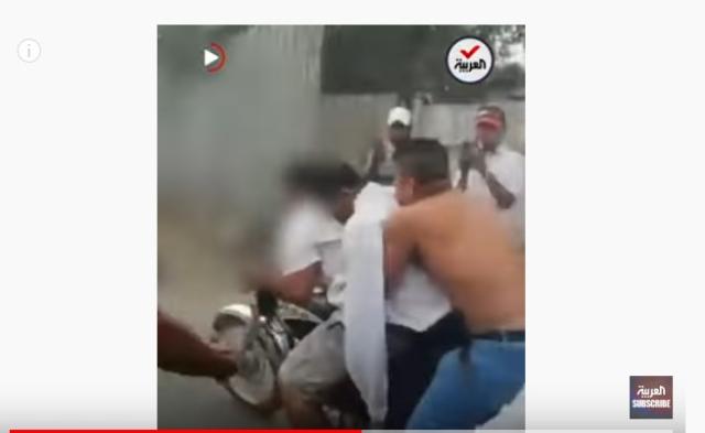 استأذنا أسرته.. شابان يتجولان بجثمان صديقهما على دراجة بخارية