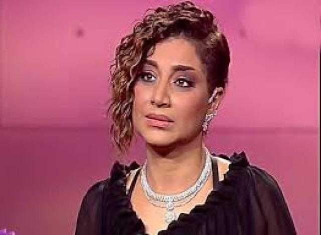 معلش يا جماعة.. «بسمة وهبة» تخرج لفاصل اضطراري في بداية برنامجها
