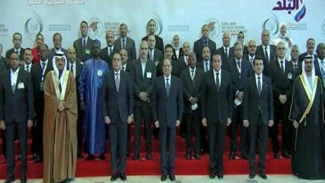 الرئيس يلتقط صورًا تذكارية بصحبة المشاركين في المنتدى العالمي للتعليم العالي
