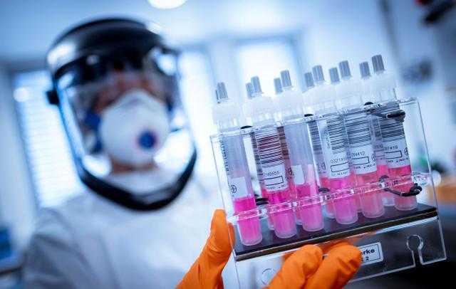 نبأ سار من «المصل واللقاح» بشأن متحور أوميكرون