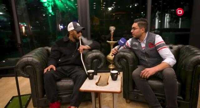 محمد رمضان يستفز الجمهور ويشرب «شيشة» خلال لقاء تلفزيوني