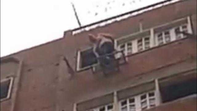 إنقاذ «مريض نفسي» حاول الانتحار من الطابق السابع بالجيزة.. فيديو