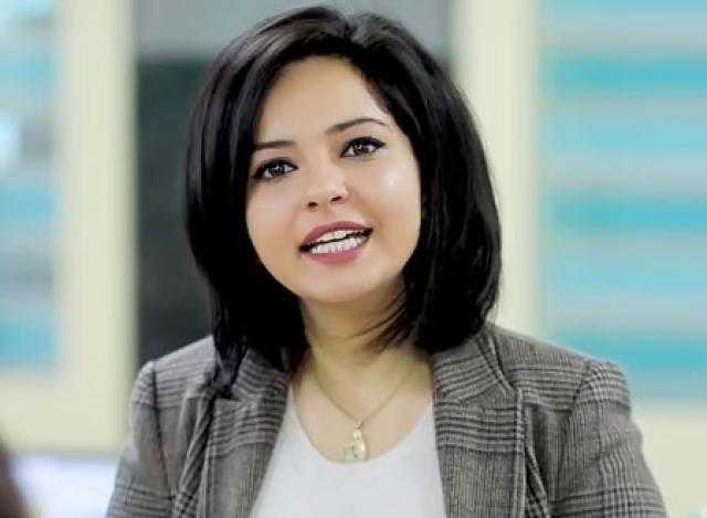 إعلامية تبدل ملابسها بالكامل على الهواء.. فيديو