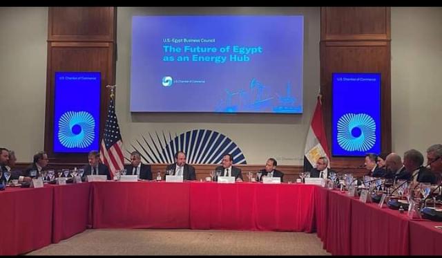 وزير البترول خلال عقده لقاءات بأعضاء البرلمان والشيوخ بواشنطن 