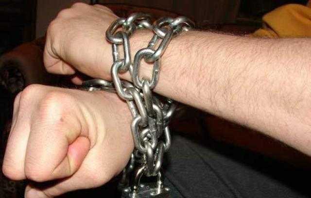 «الداخلية» تكشف تفاصيل واقعة تقييد شخص بسلسلة حديدية بسوهاج
