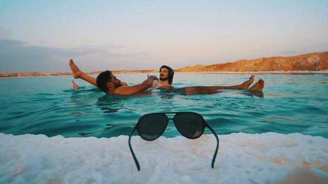 بالفيديو.. سائح لا يُجيد السباحة يُوثق معجزة بحيرات «سيوة»