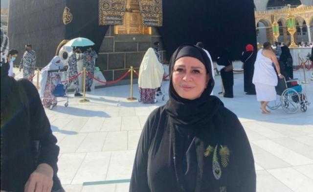 بالصور.. إلهام شاهين تؤدي مناسك العمرة.. وتهديها لوالدتها