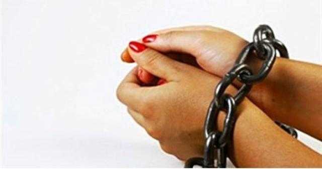 انتحلت صفة ولي أمر تلميذة.. ضبط سارقة قرطين ذهبيين داخل مدرسة بالغربية