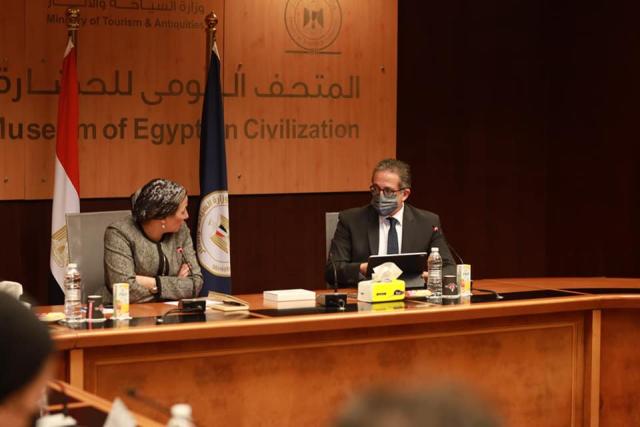 وزير السياحة والآثار و وزيرة البيئة 