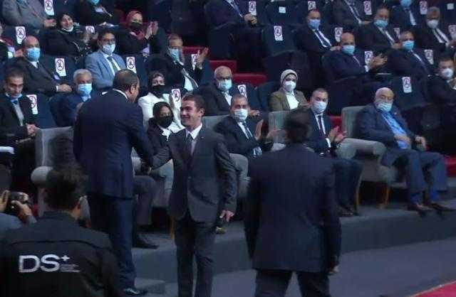 لفتة مؤثرة من الرئيس السيسي مع طالب في جامعة قناة السويس