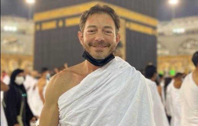 أحمد زاهر يؤدي مناسك العمرة وهذه رسالته للجمهور من الأراضي المُقدسة